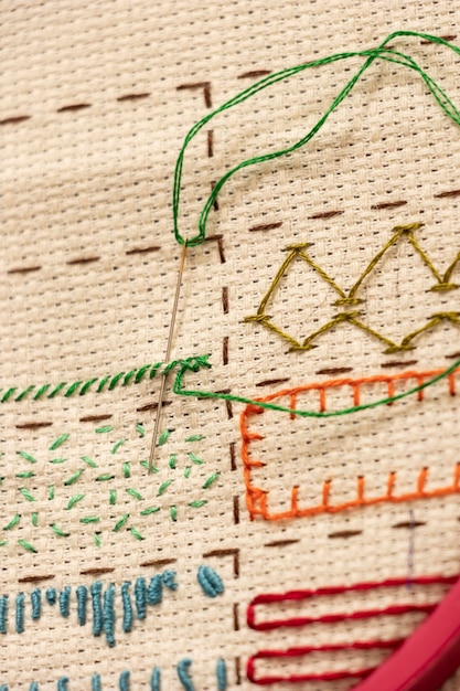 detal haftu na lnianej tkaninie